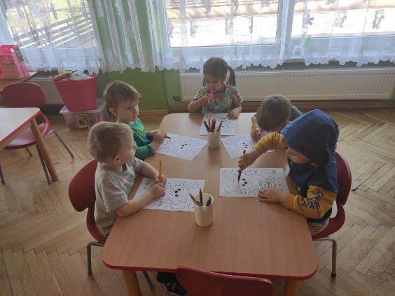 Przedszkolaki wykonują pracę plastyczną.
