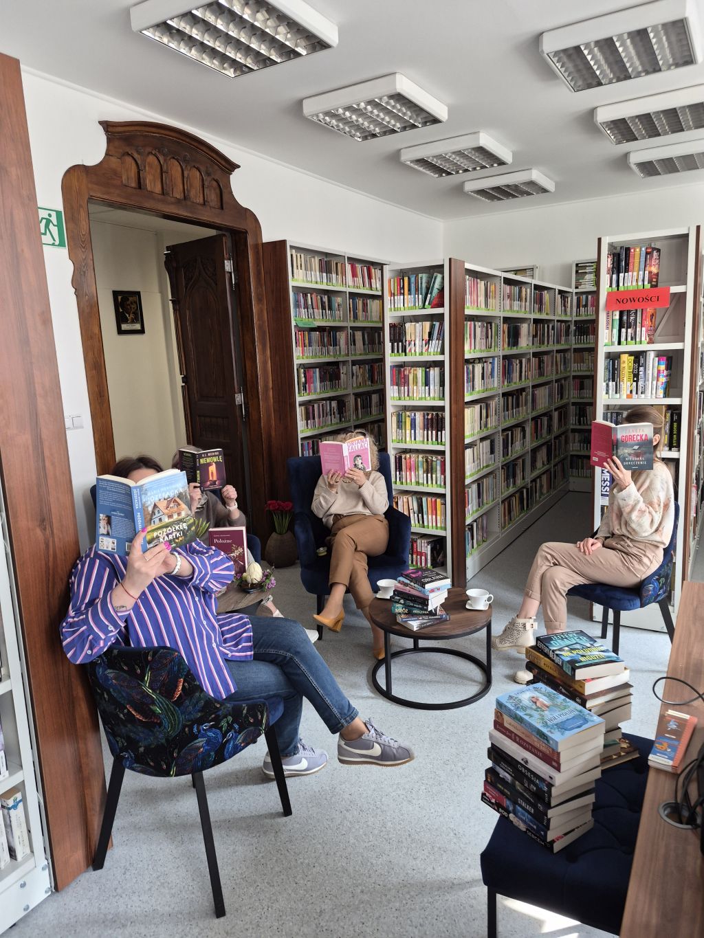 Bibliotekarki pozują do zdjęcia w&nbsp;Wypożyczalni MBP.