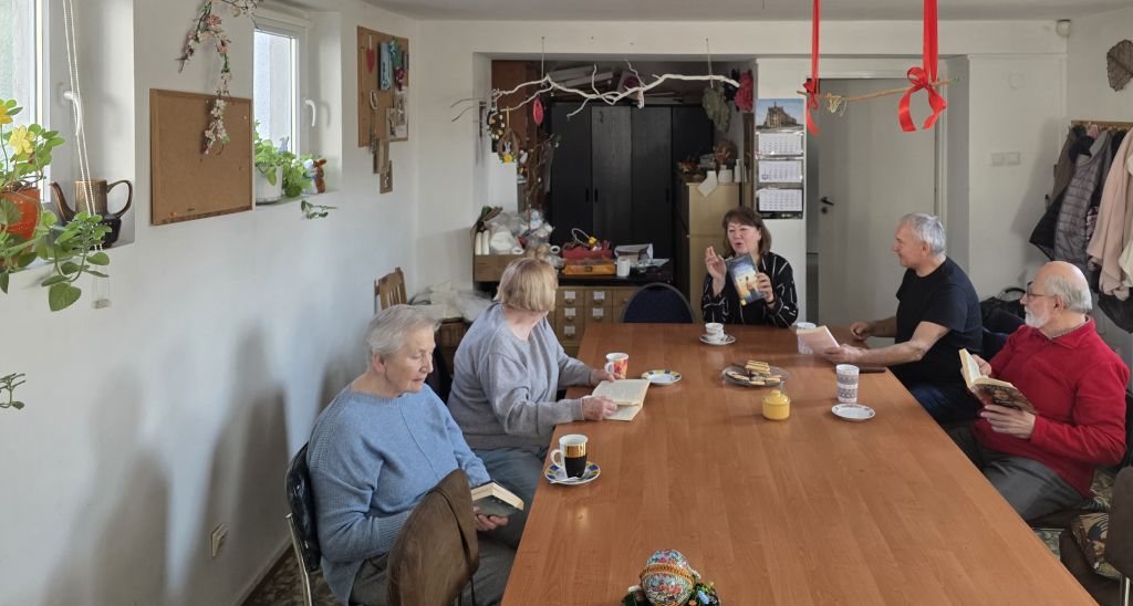 Spotkanie klubowiczów DKK "Aktywny Senior" w&nbsp;MBP w&nbsp;Zgorzelcu.