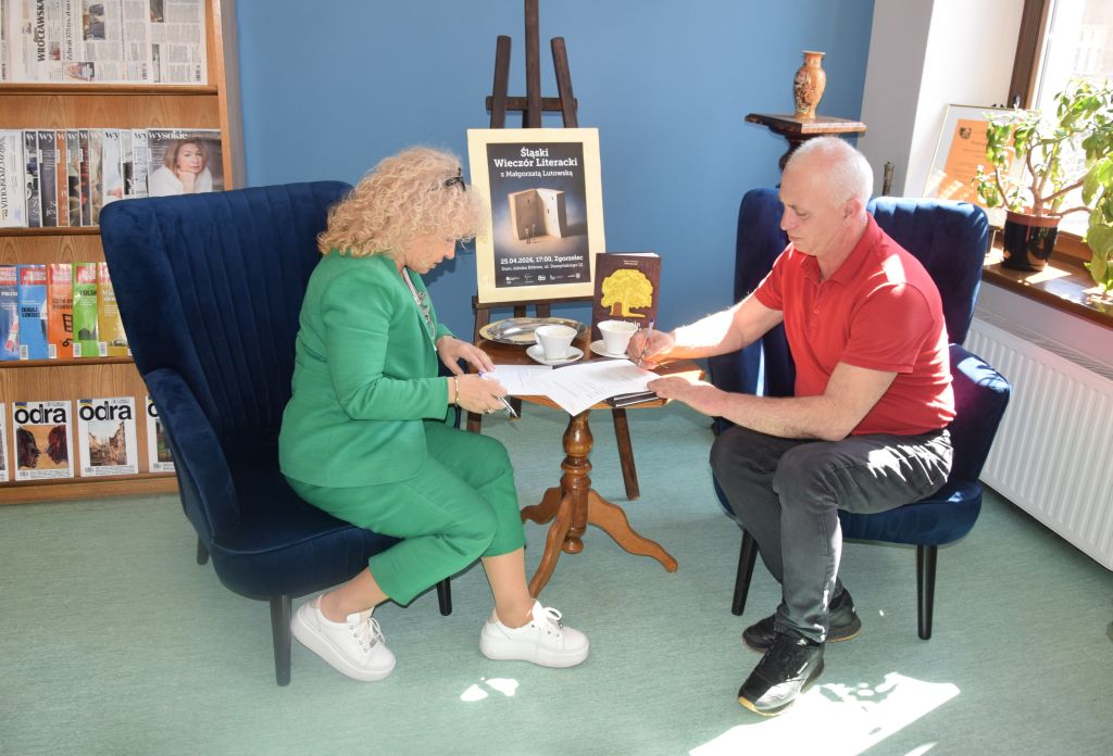 Dyrektor MBP Krystyna Radzięta i Jan Zatylny, Sołtys Wsi Gozdanin, w Czytelni MBP. Zdjęcie jest odnośnikiem do wpisu "Dar dla biblioteki".