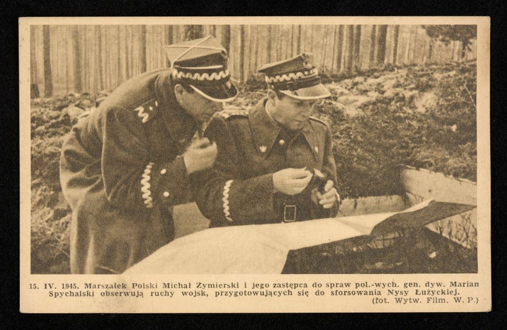 Awers pocztówki z podpisem pod fotografią: „15. IV. 1945 Marszałek Polski Michał Żymierski i jego zastępca w sprawach pol.-wych. gen.dyw. Marian Spychalski obserwują ruchy wojsk, przygotowujących się do sforsowania Nysy Łużyckiej”. Grafika jest odnośnikiem do wpisu "81. rocznica Forsowania Nysy Łużyckiej". 