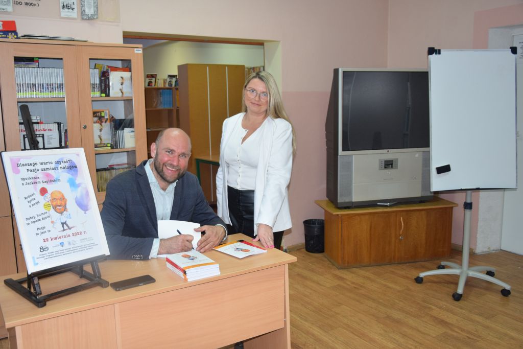 Jacek Łapiński podpisuje książki dla Czytelników Miejskiej Biblioteki Publicznej w&nbsp;Zgorzelcu.