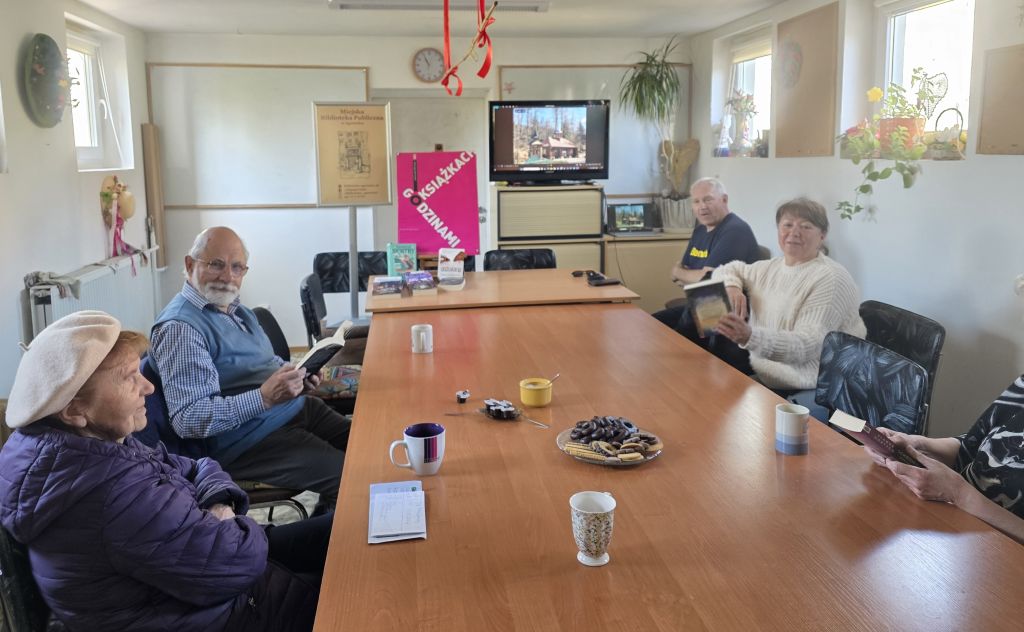 Spotkania klubowiczów DKK w Filii nr 4 MBP w Zgorzelcu. Zdjęcie jest odnośnikiem do wpisu "Karkonoska seria kryminalna".