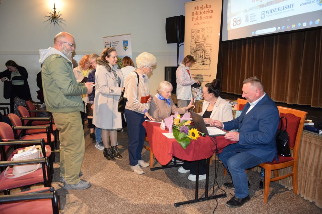 Spotkanie autorskie z&nbsp;regionalistami Beatą i&nbsp;Robertem Błażejczak. Autorzy podpisują książki.