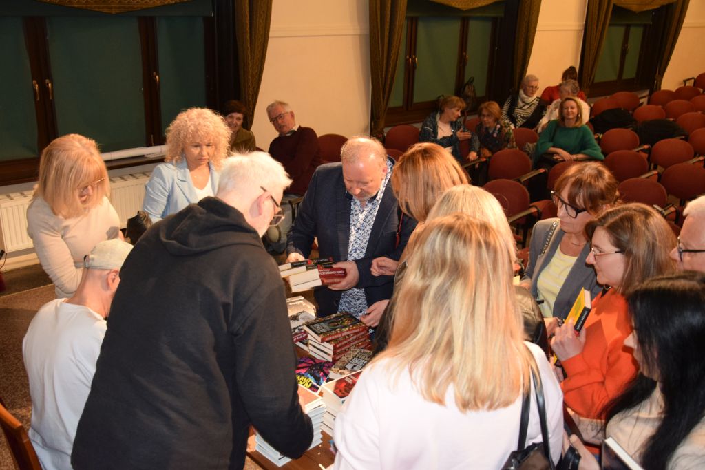 Spotkanie z&nbsp;Tomaszem Raczkiem i&nbsp;Marcinem Szczygielskim w&nbsp;Zgorzelcu.