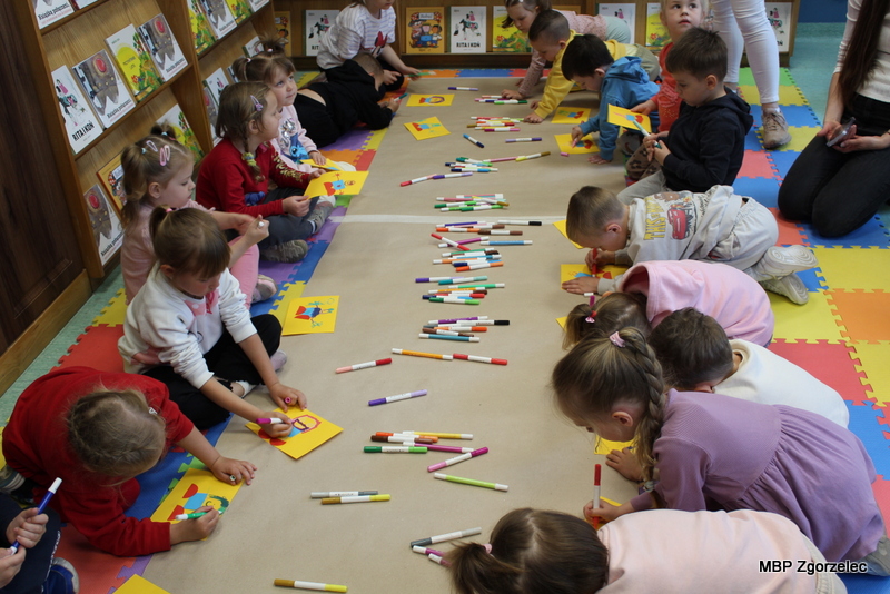 Zajęcia plastyczne dla dzieci prowadzone przez Agnieszkę Błazy w&nbsp;bibliotece. Dzieci wykonują prace przedstawiające bohatera książki „Bobuś”, korzystając z&nbsp;flamastrów i&nbsp;kolorowego papieru.