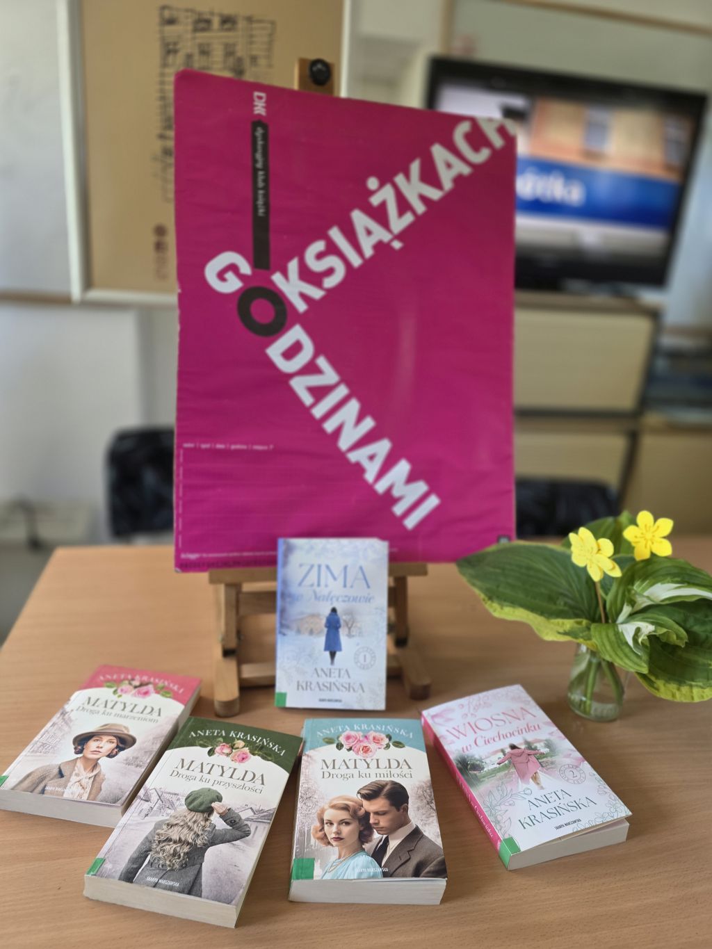 Wystawa książek podczas spotkania klubowiczów DKK "Aktywny Senior" MBP w&nbsp;Zgorzelcu.