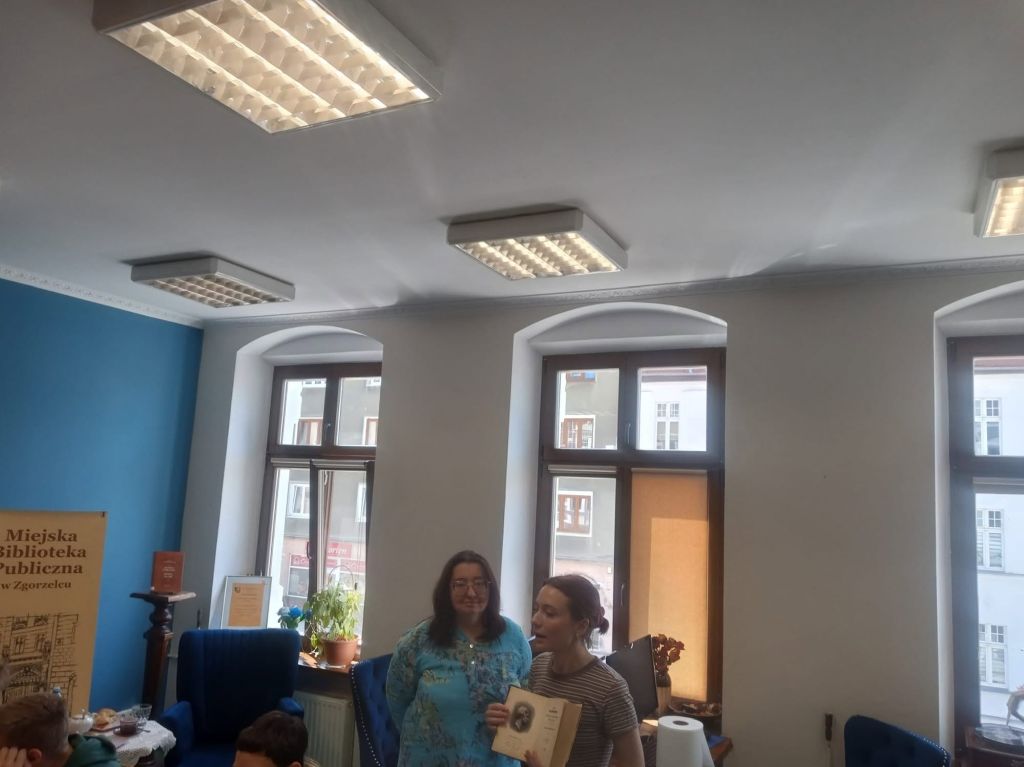 Warsztaty introligatorskie "Książka bez tajemnic" w&nbsp;Czytelni MBP.