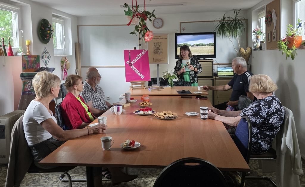 Spotkanie Klubowiczów Dyskusyjnego Klubu Książki „Aktywny Senior” w Filii nr 4 Miejskiej Biblioteki Publicznej w Zgorzelcu. Zdjęcie jest odnośnikiem do wpisu o spotkaniu.