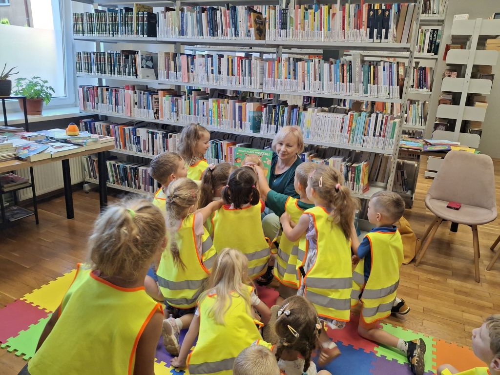 Czytelnicze spotkanie dla dzieci z Przedszkola nr 9 w Zgorzelcu w Filii nr 3 Miejskiej Biblioteki Publicznej w Zgorzelcu. Zdjęcie jest odnośnikiem do wpisu o spotkaniu.