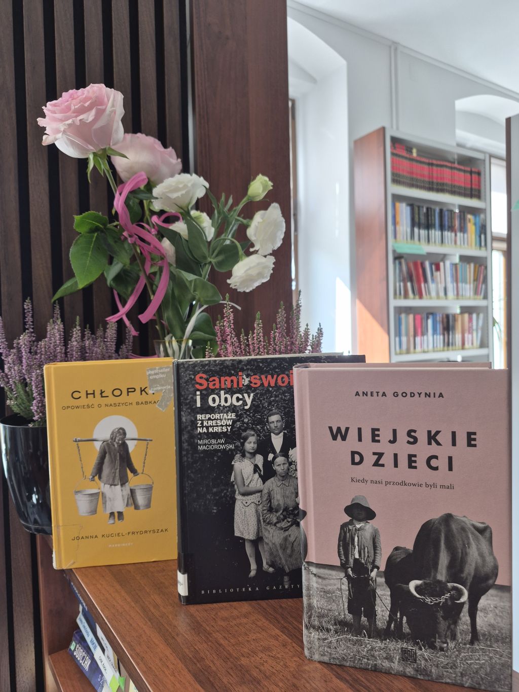Wystawka książek w&nbsp;Wypożyczalni przy ul. Bohaterów Getta 1.