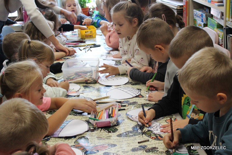 Uczestnicy zajęć bibliotecznych kolorują przygotowane ilustracje warzyw, korzystając z&nbsp;kredek i&nbsp;materiałów plastycznych.