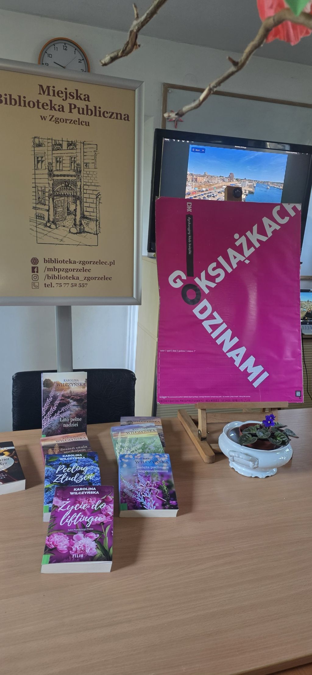 Wystawa książek podczas spotkania DKK w&nbsp;Filii nr 4 Miejskiej Biblioteki Publicznej w&nbsp;Zgorzelcu.