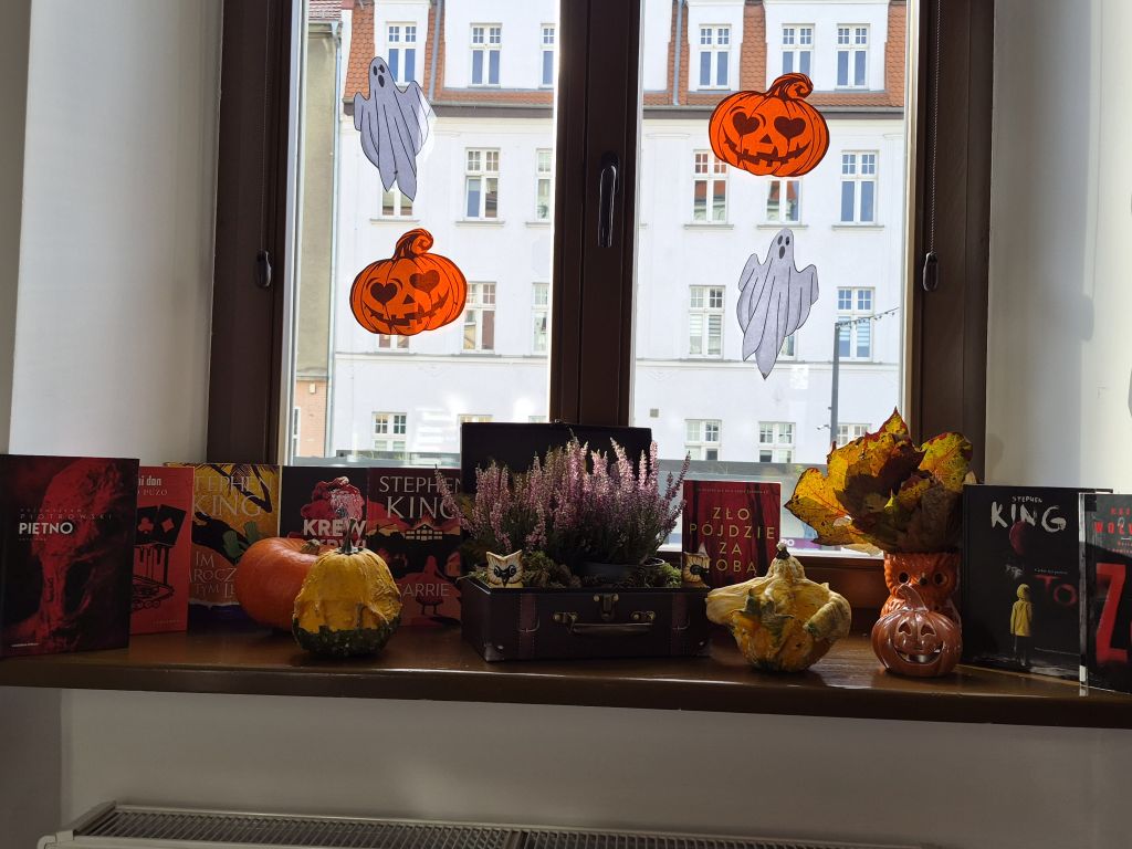 Wystawka książek w Wypożyczalni. Zdjęcie jest odnośnikiem do wpisu "Wypożyczalnia otwarta w sobotę, 17 października".