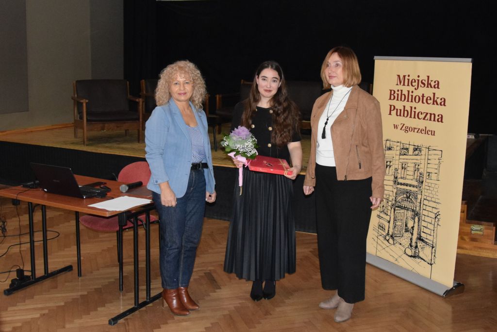 Dolnośląski Festiwal Nauki w&nbsp;Zgorzelcu 2026. Dyrektor MBP Krystyna Radzięta, prelegentka Aleksandra Fitas oraz bibliotekarka Miejskiej Biblioteki Publicznej w&nbsp;Zgorzelcu.