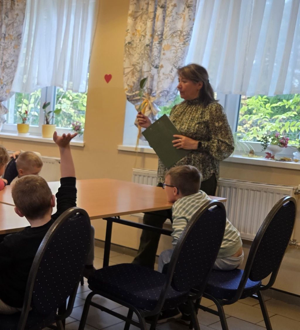 Spotkanie z dziećmi z Przedszkola "Mali Odkrywcy", bibliotekarka czyta bajkę o kolorach jesieni. Zdjęcie jest odnośnikiem do wpisu "Bajka o kolorach jesieni".